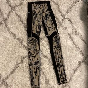 Black lulus with a marble print and mesh. Size 4, 28in leg